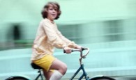 IL LIBRO. Caterina, bambina di dieci anni, appassionata di ciclismo e con l’utopia di correre al Giro d’Italia, vive in una famiglia tipica dell’Italia del...
